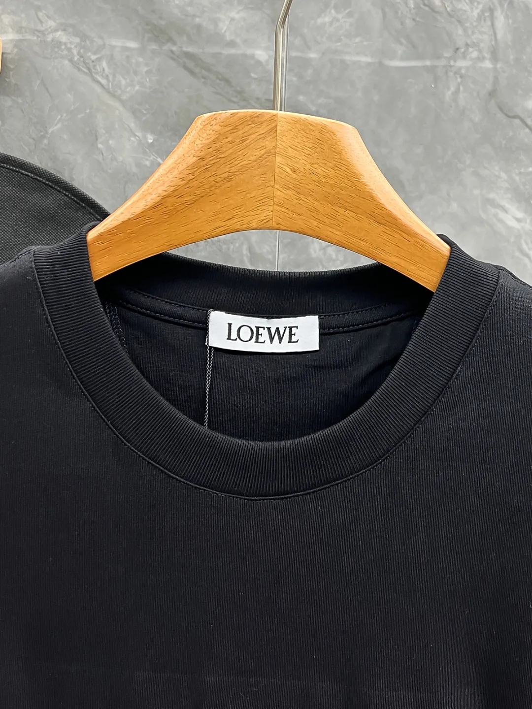 VLTN 2026ss Spring and Summer New Arrival first counter, the latest New Arrival short-sleeved round neck T-shirt Premium customized design, avant-garde and fashionable! The brand logo emphasizes craftsmanship and the custom fabrics are soft to the touch. Comfortable to wear. Exquisite stitching at the counter level. Fine workmanship. The upper body effect is incomparably handsome! A must-have item for a stylish man! Color: Black White Sizes: S-2XL